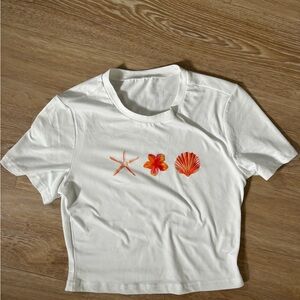 BASIC BABY TEE WITH SEASHELL DESIGN